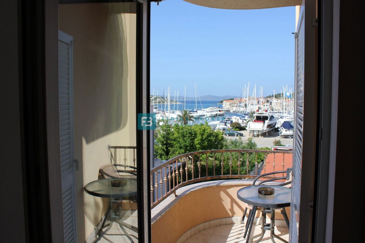 TRIBUNJ, uveljavljen mini hotel, cafe bar, vrhunska lokacija