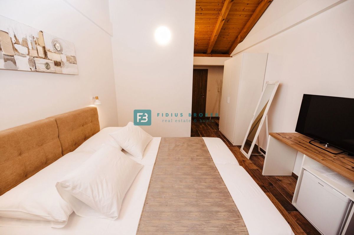 TRIBUNJ, uveljavljen mini hotel, cafe bar, vrhunska lokacija