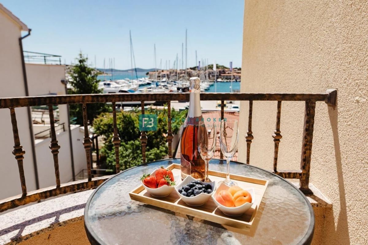 TRIBUNJ, uveljavljen mini hotel, cafe bar, vrhunska lokacija