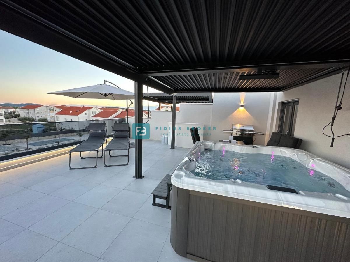 VODICE, nova, opremljena hiša, vrt 135 m2, strešna terasa, jacuzzi