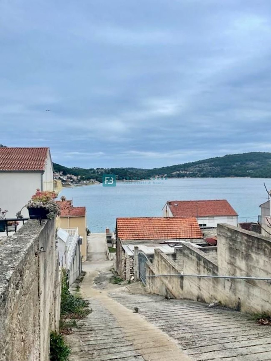 TISNO, samostojna hiša, 70 m od morja, pogled na morje