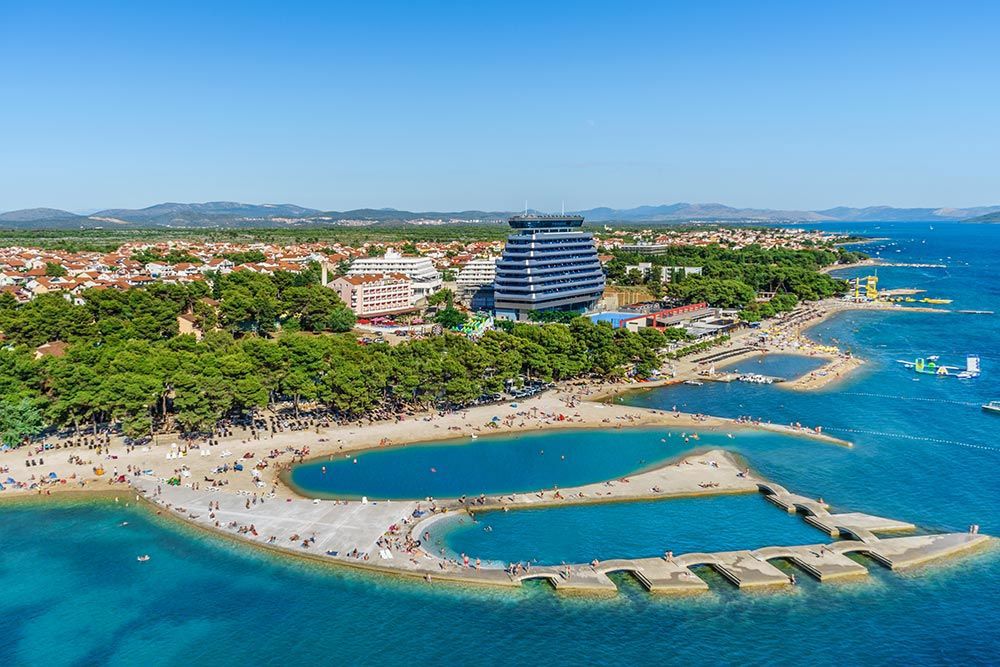 VODICE - lepa družinska hiša z bazenom in prostornim vrtom, mirna lokacija, garaža