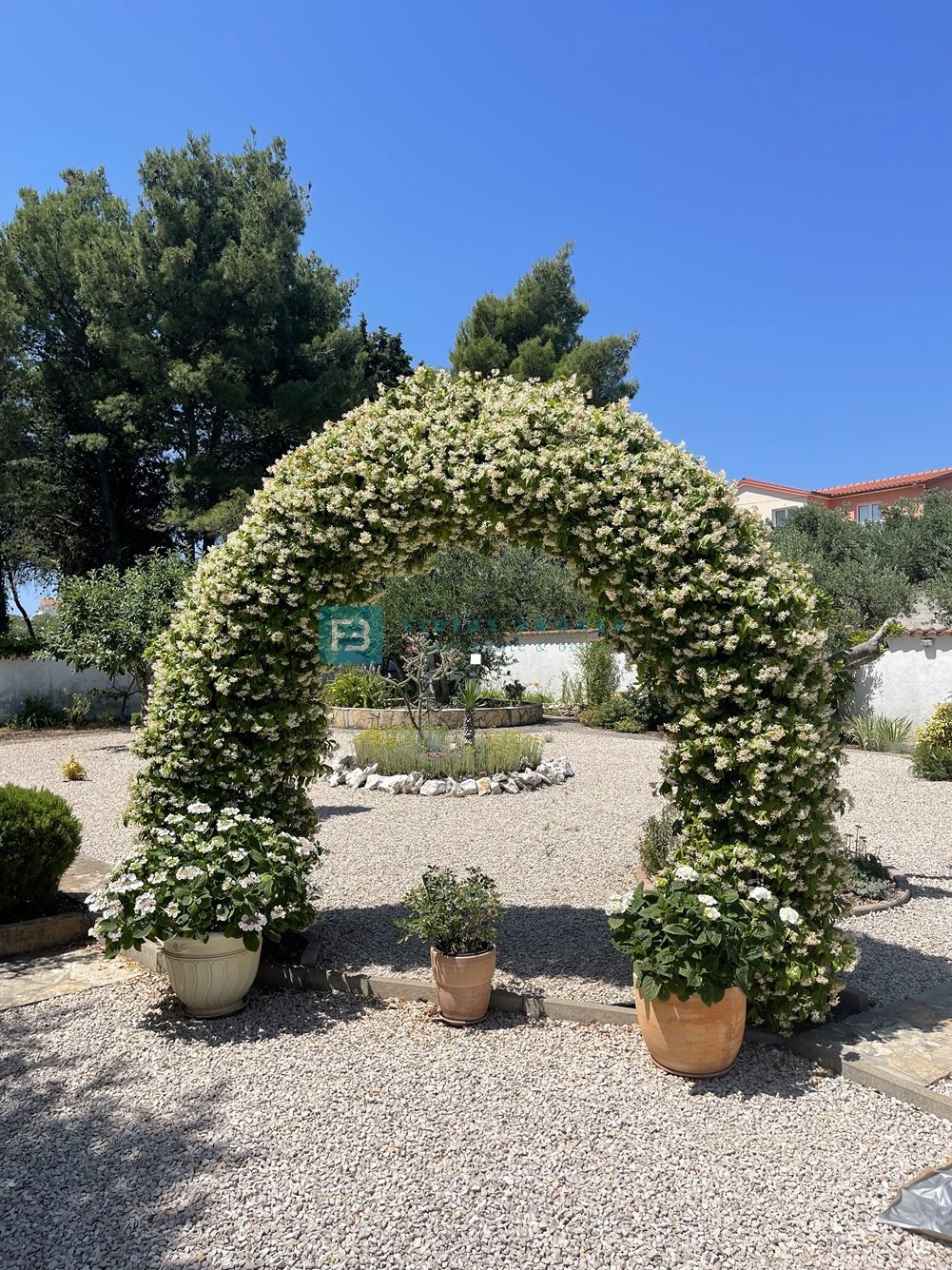 VODICE - lepa družinska hiša z bazenom in prostornim vrtom, mirna lokacija, garaža