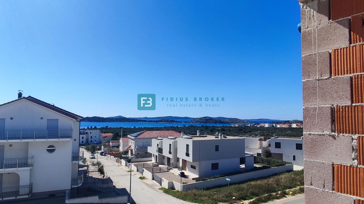 VODICE, novogradnja, dvojček, pogled na morje, bazen, vrt