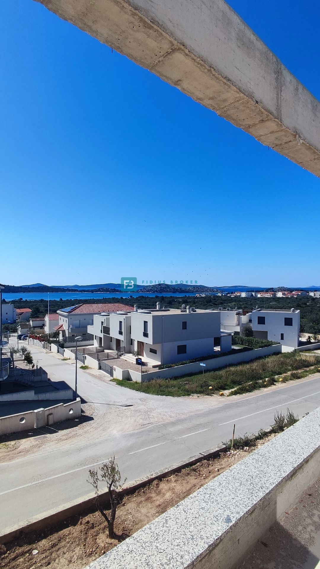 VODICE, novogradnja, dvojček, pogled na morje, bazen, vrt