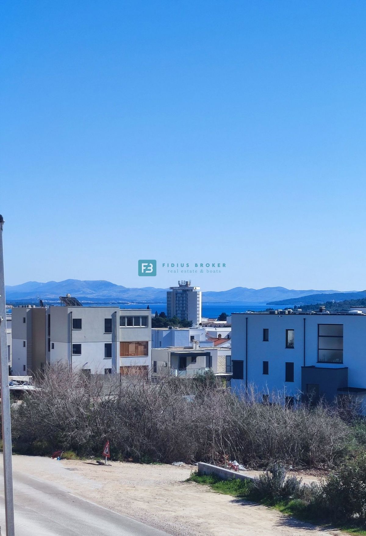 VODICE, novogradnja, dvojček, pogled na morje, bazen, vrt