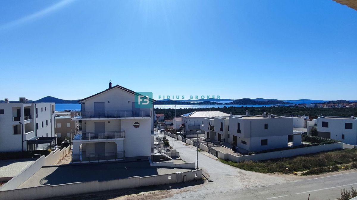VODICE, novogradnja, dvojček, pogled na morje, bazen, vrt