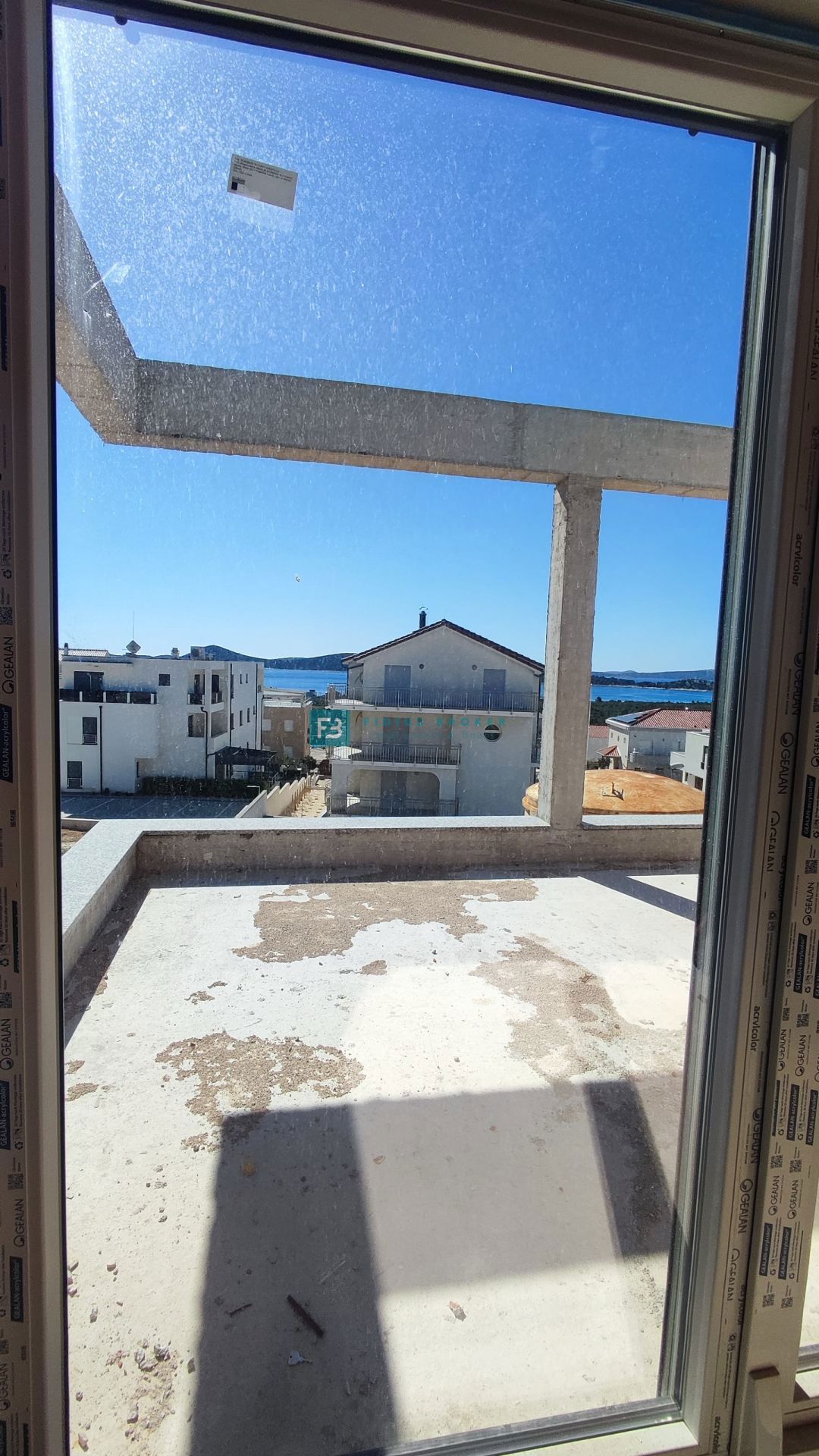 VODICE, novogradnja, dvojček, pogled na morje, bazen, vrt