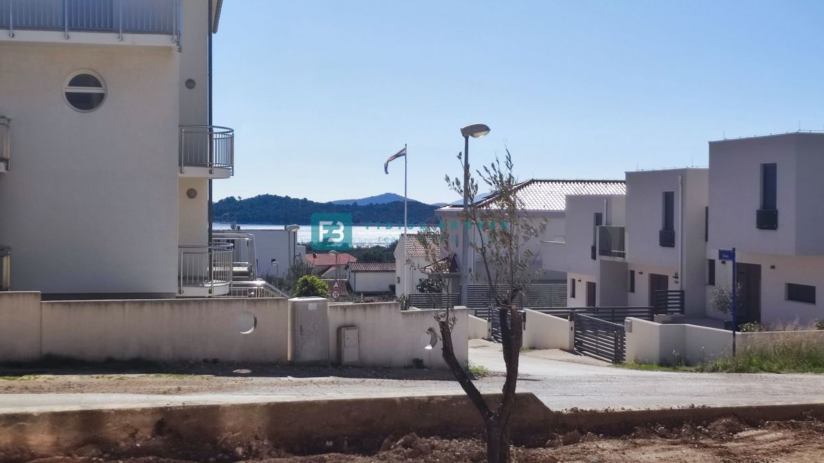 VODICE, novogradnja, dvojček, pogled na morje, bazen, vrt