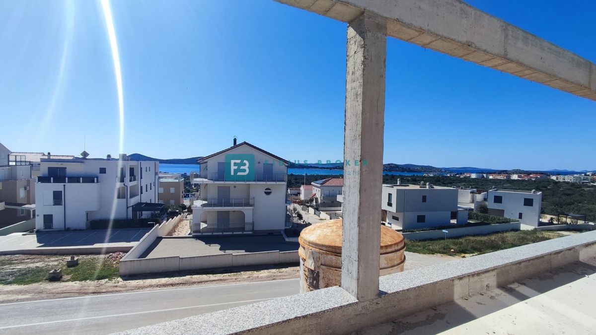 VODICE, novogradnja, dvojček, pogled na morje, bazen, vrt