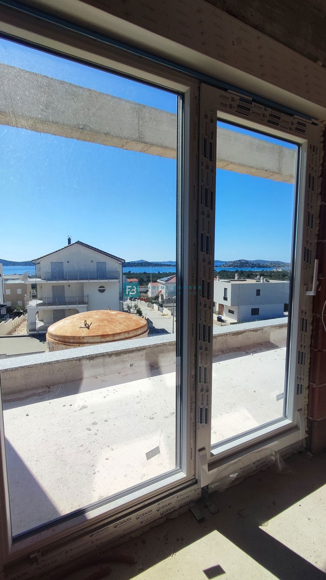 VODICE, novogradnja, dvojček, pogled na morje, bazen, vrt