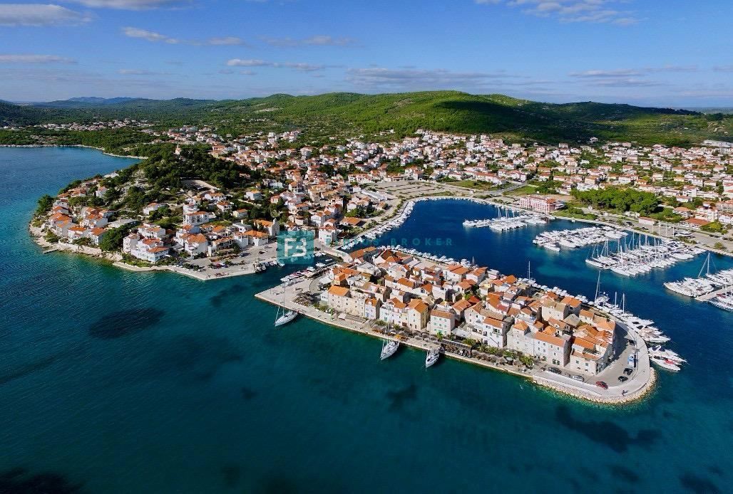 TRIBUNJ, luksuzna kamnita hiša, 50 m od morja, panoramski pogled, strešna terasa