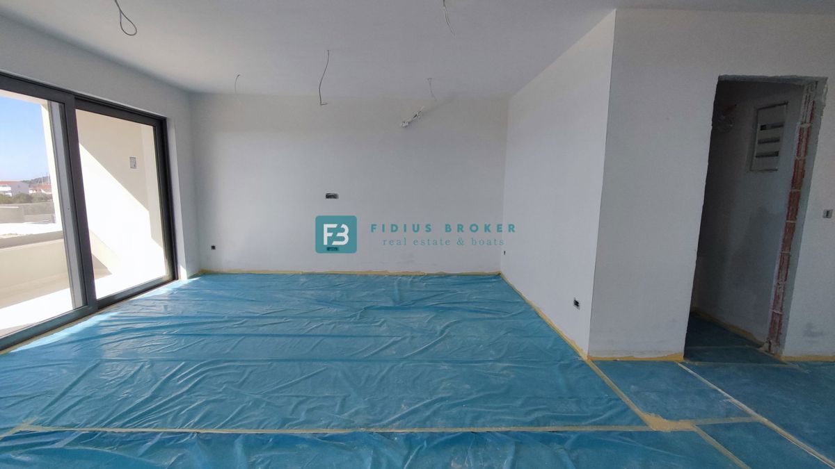 TRIBUNJ, novo, 1. nadstropje, 400 m do plaže, pogled na morje