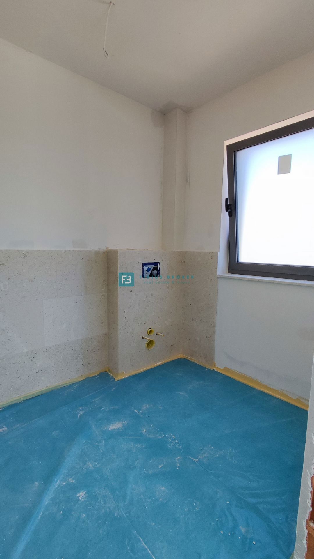 TRIBUNJ, novo, 1. nadstropje, 400 m do plaže, pogled na morje