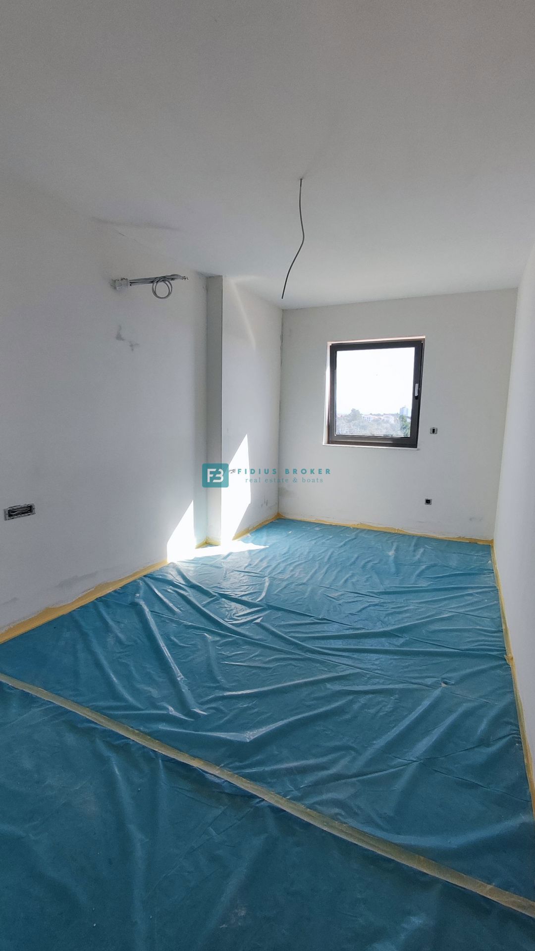 TRIBUNJ, novo, 1. nadstropje, 400 m do plaže, pogled na morje