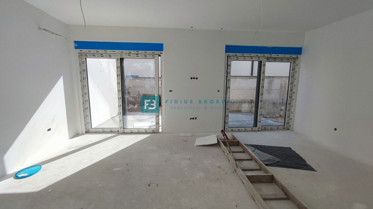 SRIMA, nova, dvojček, 300 m do plaže, pogled na morje, S1