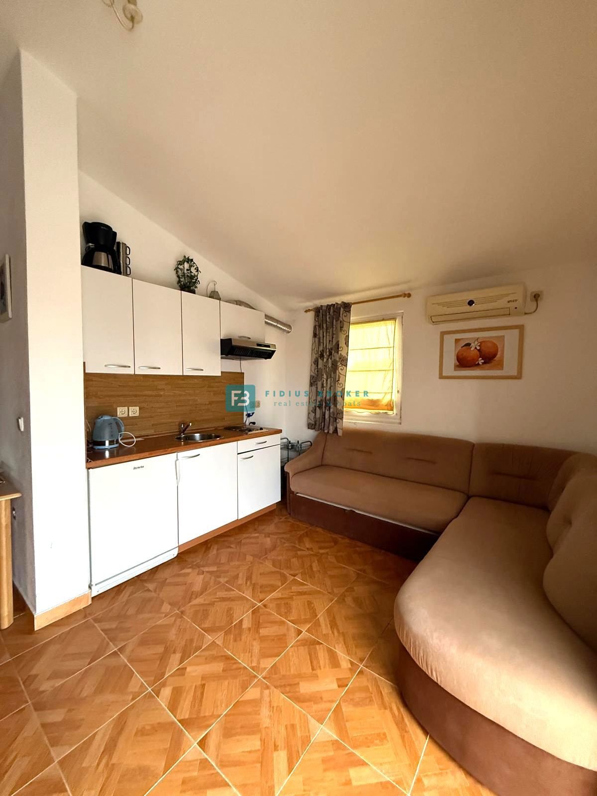 VODICE, samostojna hiša, 7 apartmajev, dvorišče