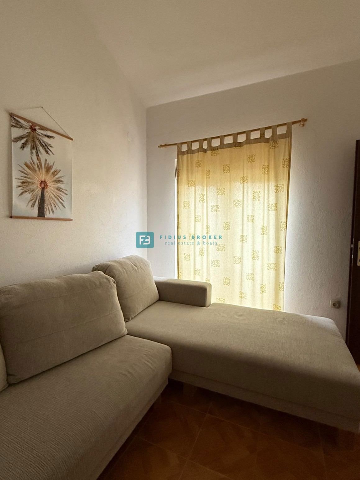 VODICE, samostojna hiša, 7 apartmajev, dvorišče