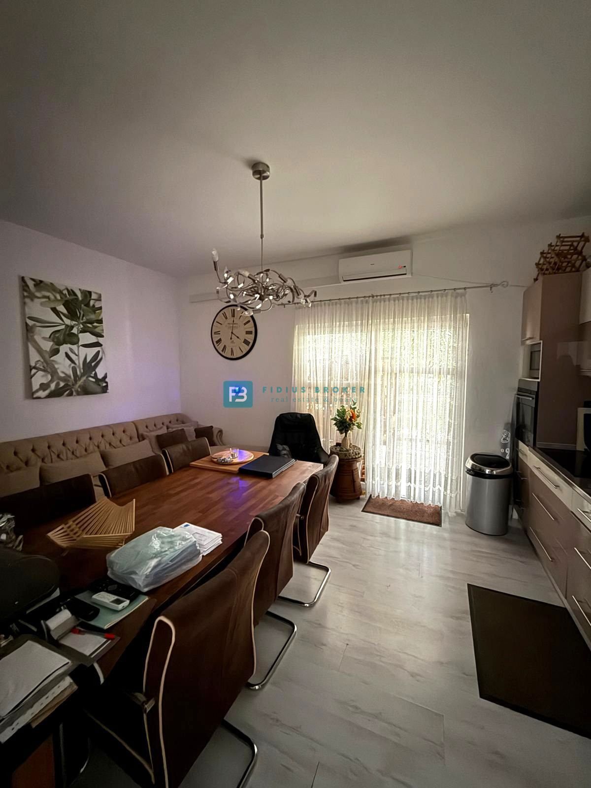 VODICE, samostojna hiša, 7 apartmajev, dvorišče