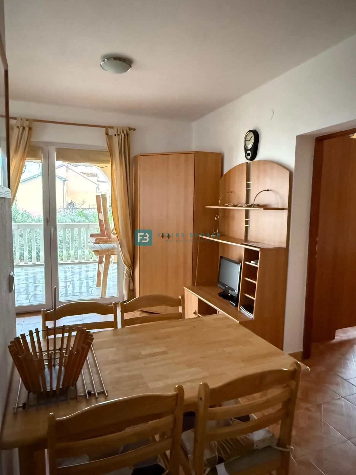 VODICE, samostojna hiša, 7 apartmajev, dvorišče