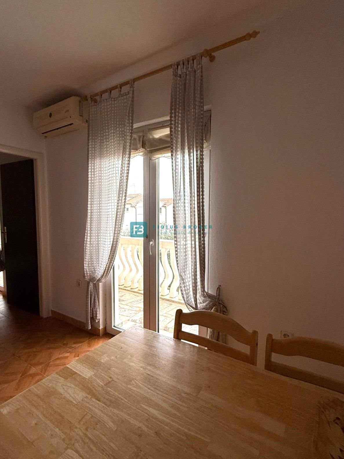 VODICE, samostojna hiša, 7 apartmajev, dvorišče