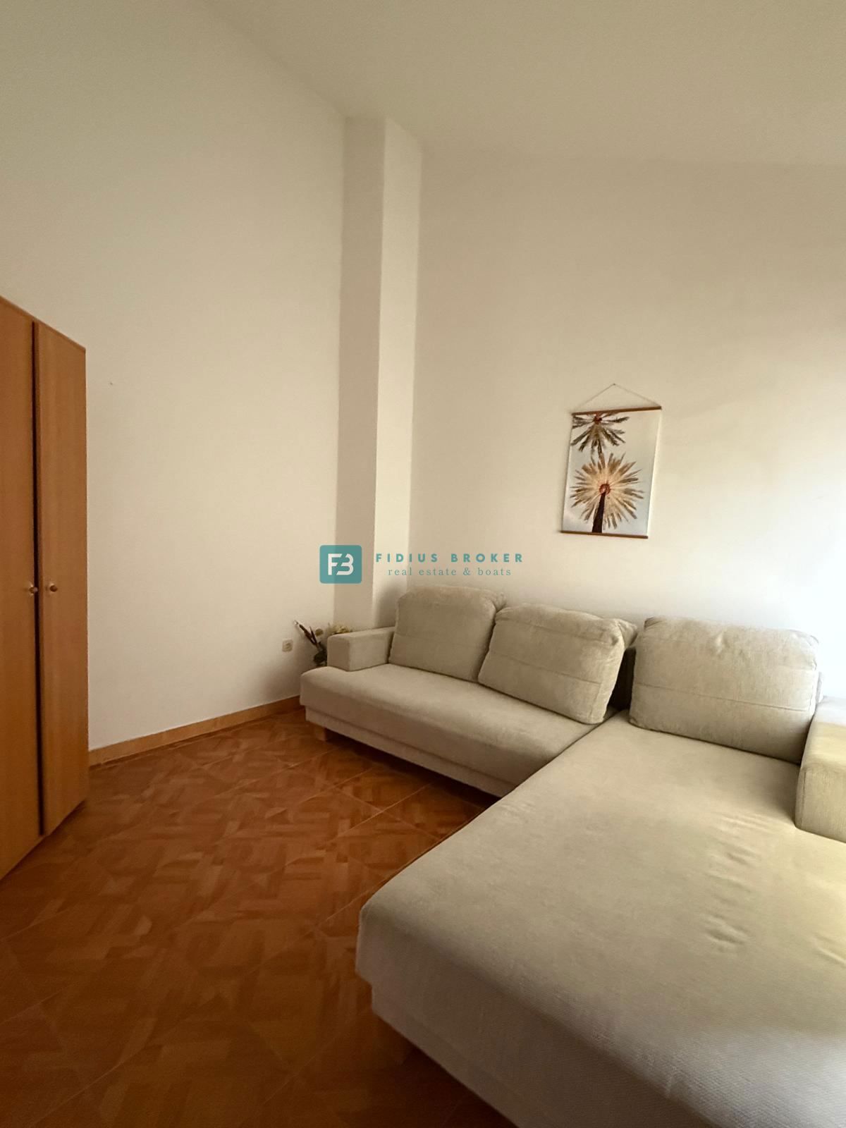 VODICE, samostojna hiša, 7 apartmajev, dvorišče