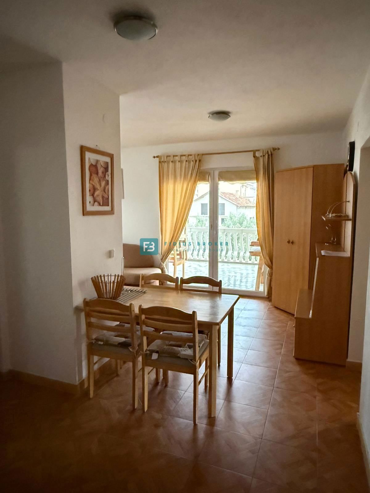 VODICE, samostojna hiša, 7 apartmajev, dvorišče