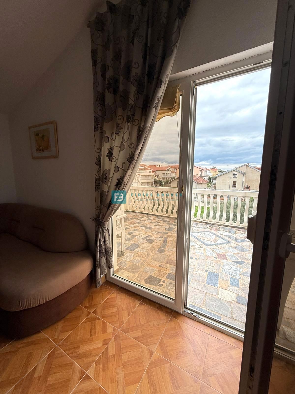 VODICE, samostojna hiša, 7 apartmajev, dvorišče