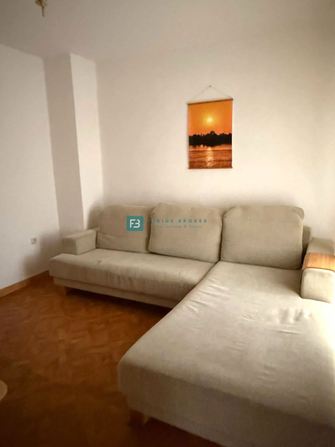 VODICE, samostojna hiša, 7 apartmajev, dvorišče