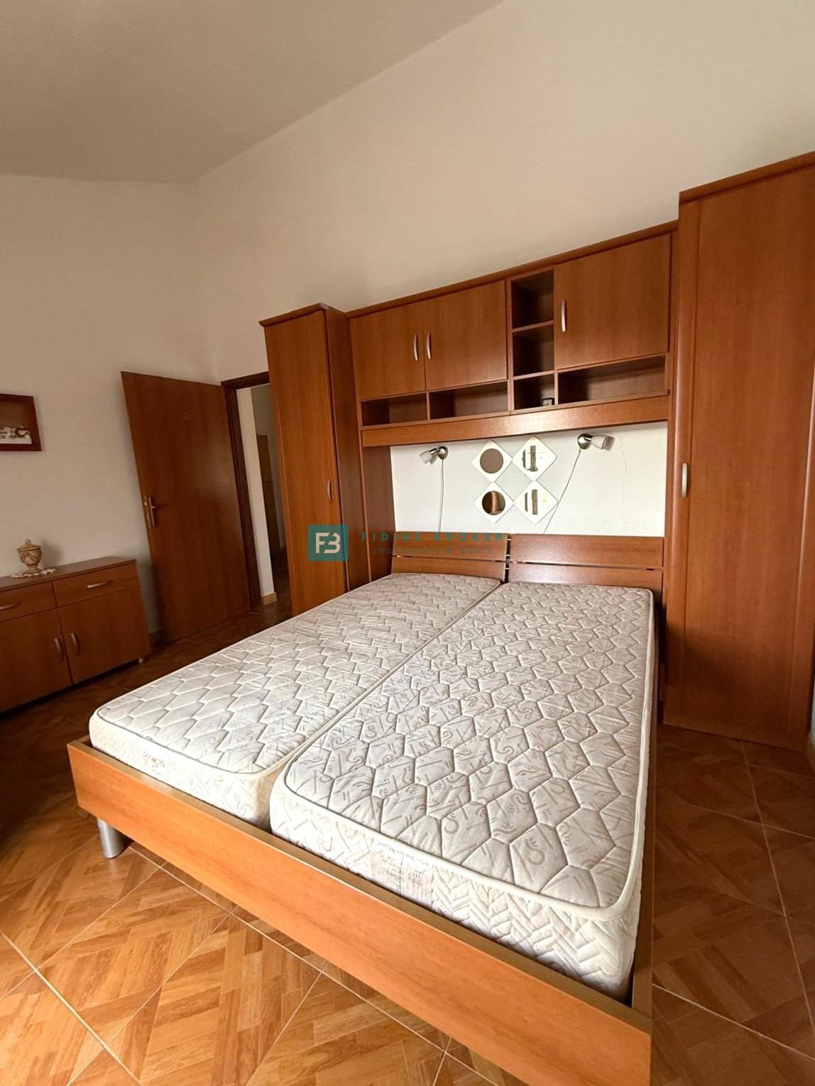 VODICE, samostojna hiša, 7 apartmajev, dvorišče