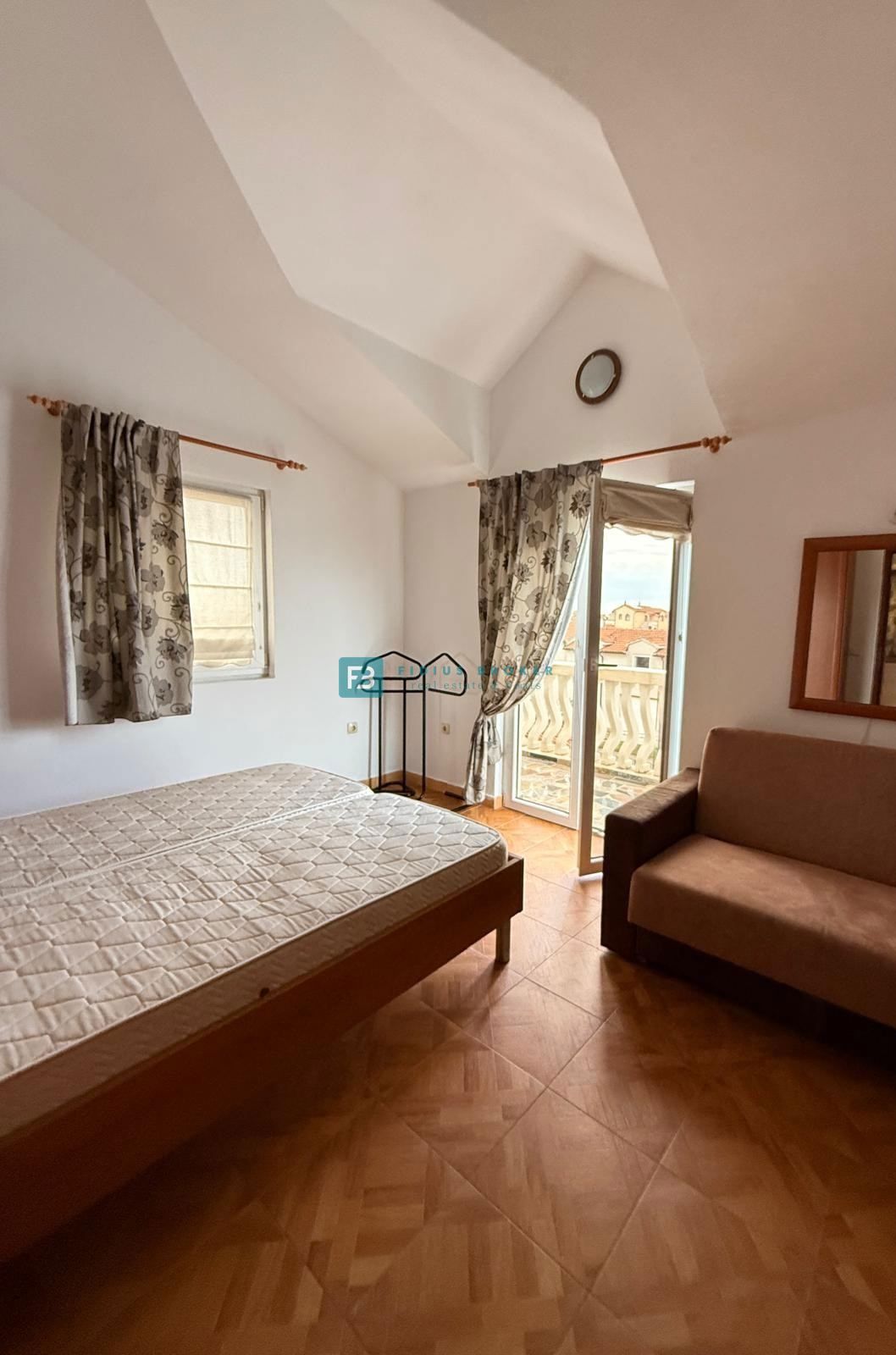 VODICE, samostojna hiša, 7 apartmajev, dvorišče