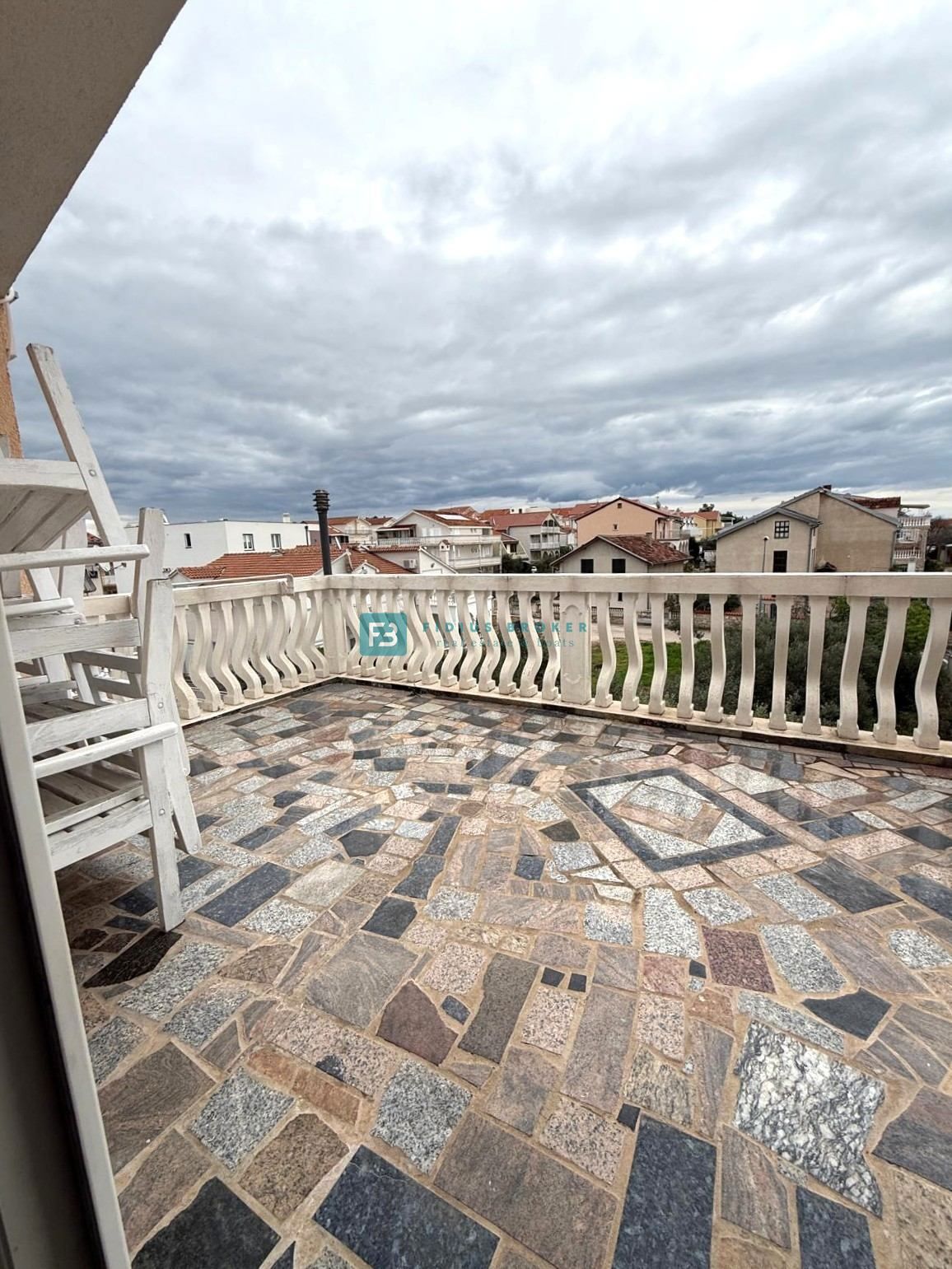 VODICE, samostojna hiša, 7 apartmajev, dvorišče