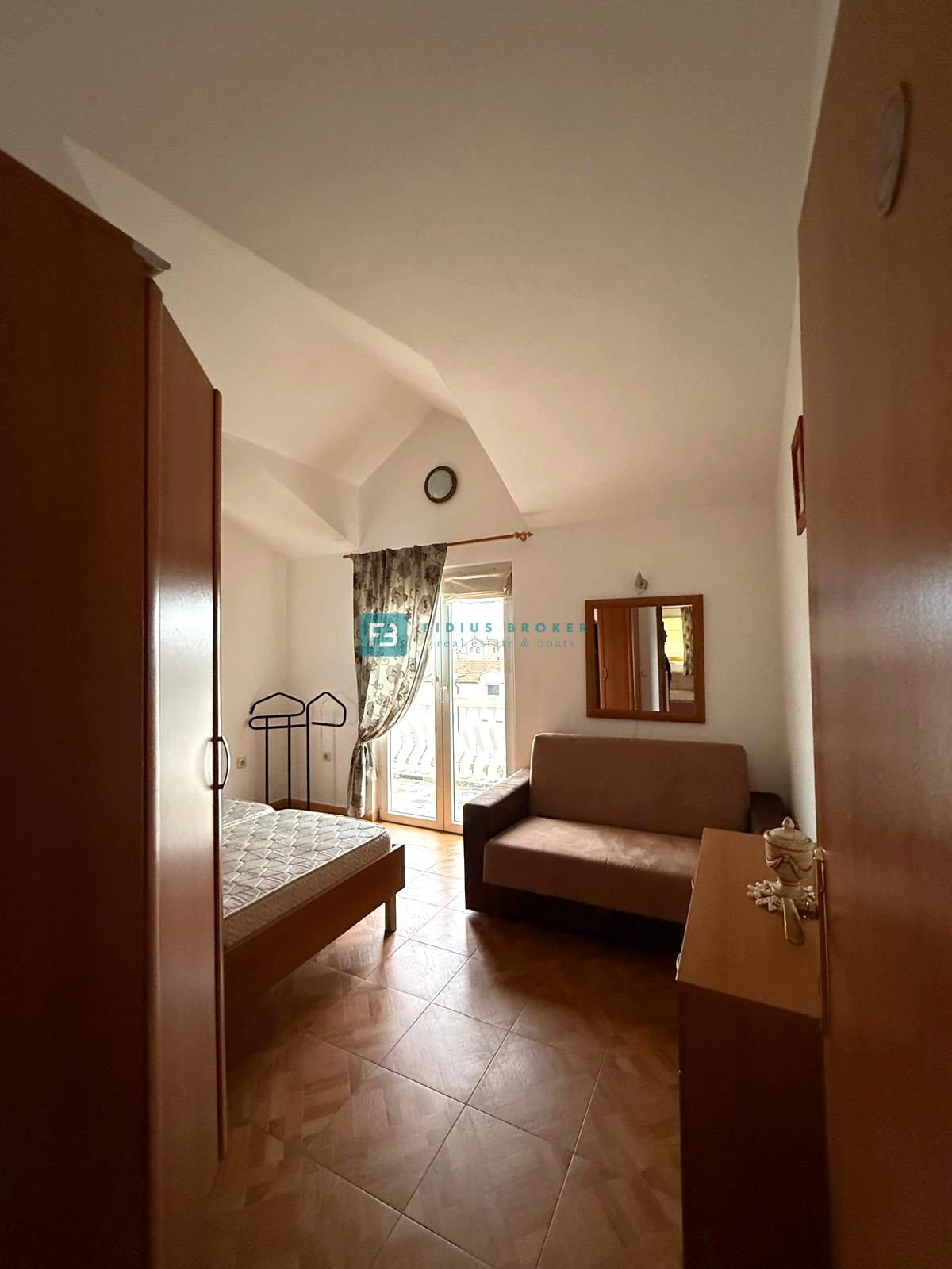 VODICE, samostojna hiša, 7 apartmajev, dvorišče