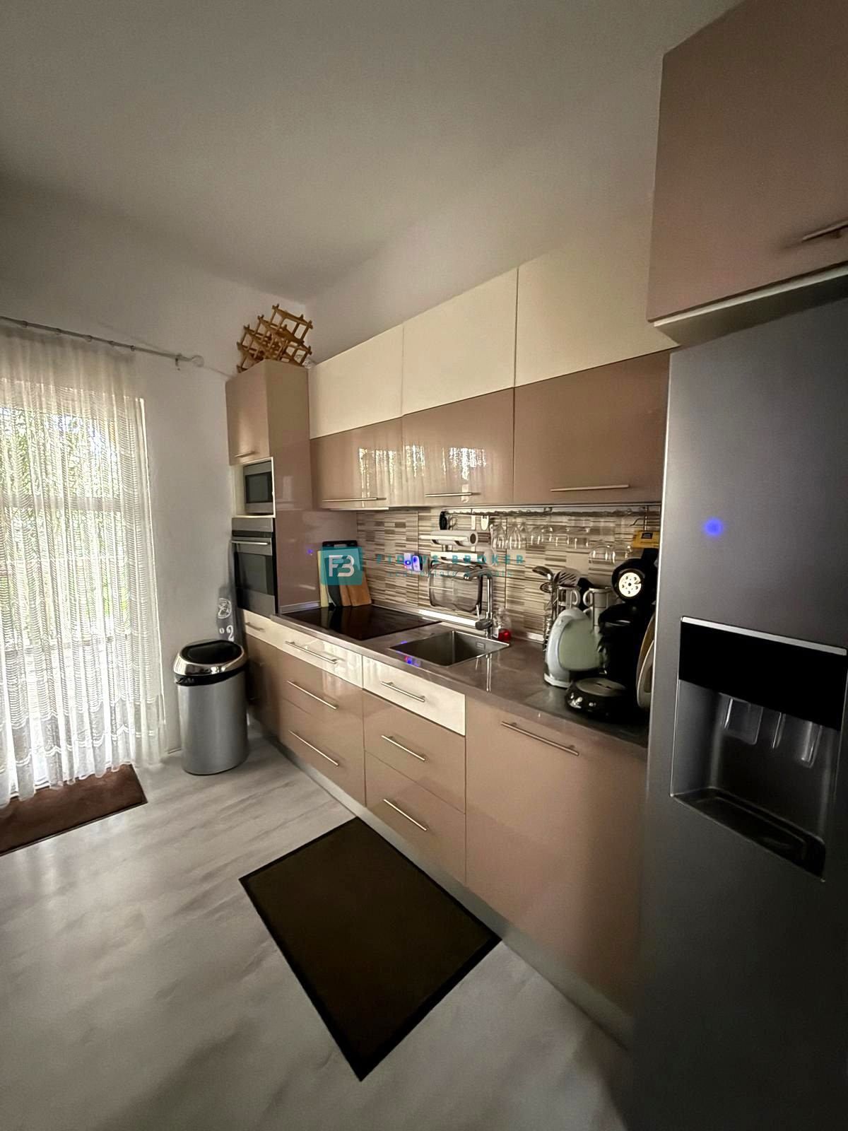 VODICE, samostojna hiša, 7 apartmajev, dvorišče