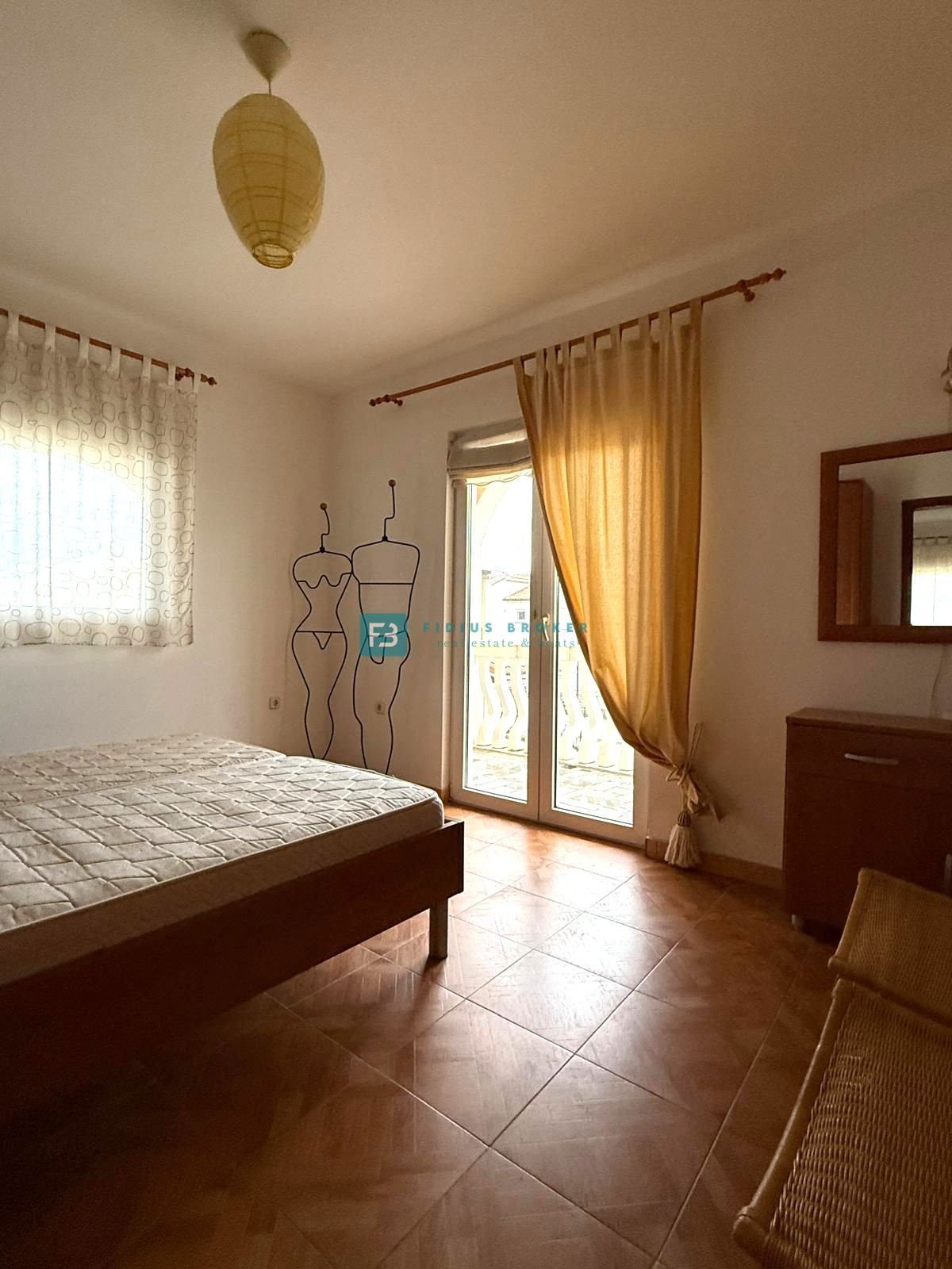 VODICE, samostojna hiša, 7 apartmajev, dvorišče