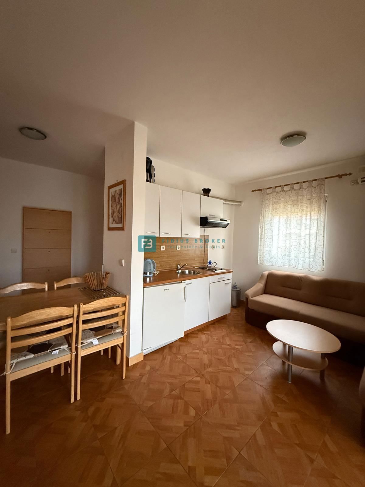 VODICE, samostojna hiša, 7 apartmajev, dvorišče