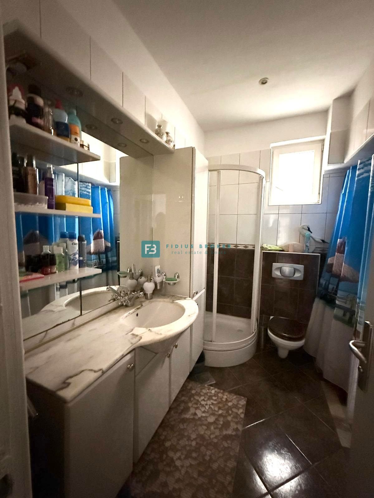 VODICE, samostojna hiša, 7 apartmajev, dvorišče