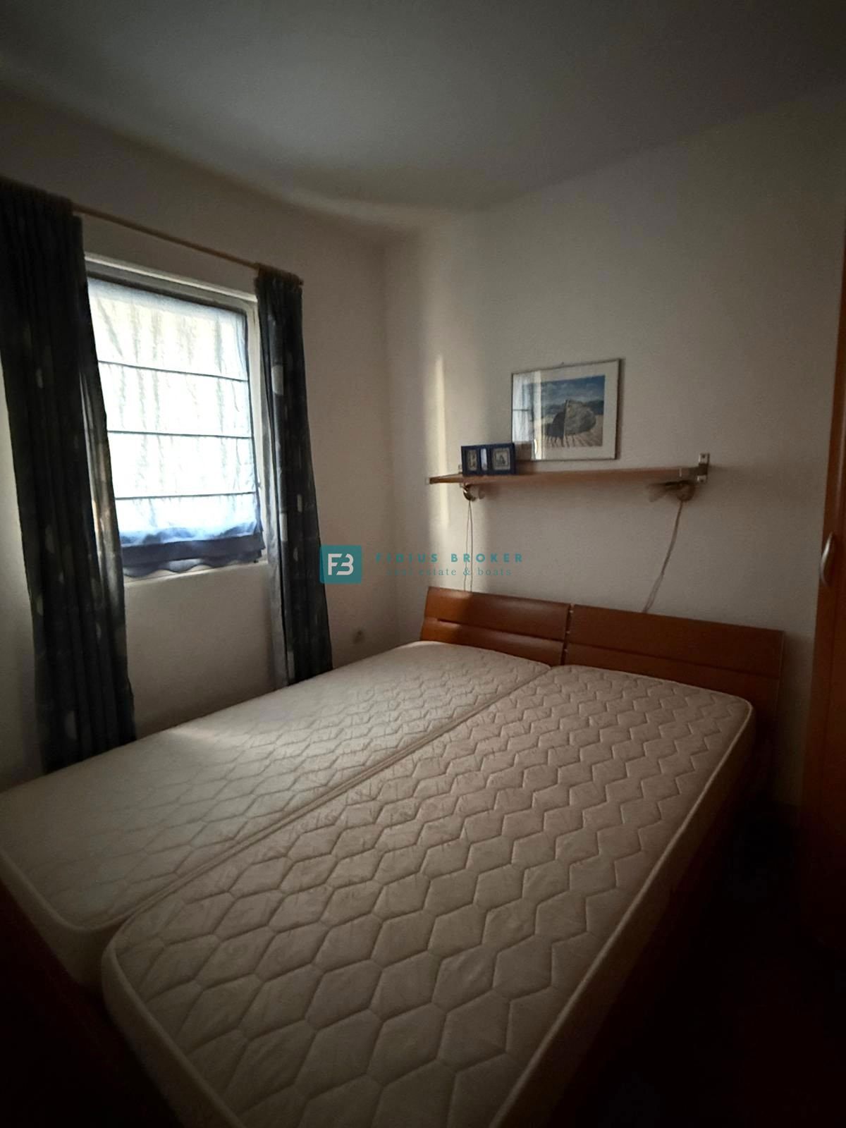 VODICE, samostojna hiša, 7 apartmajev, dvorišče