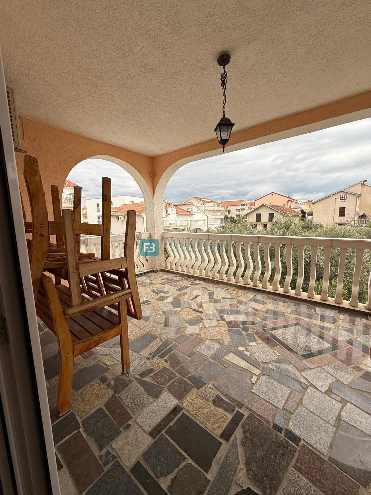 VODICE, samostojna hiša, 7 apartmajev, dvorišče