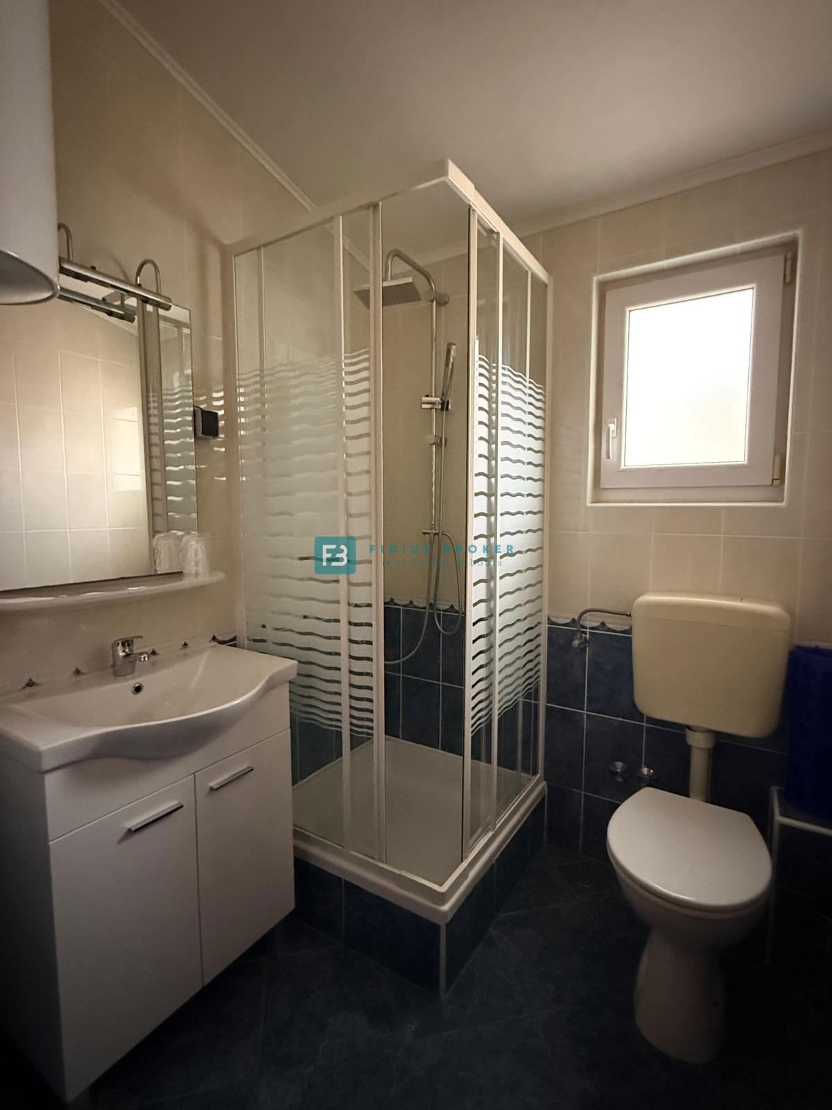 VODICE, samostojna hiša, 7 apartmajev, dvorišče