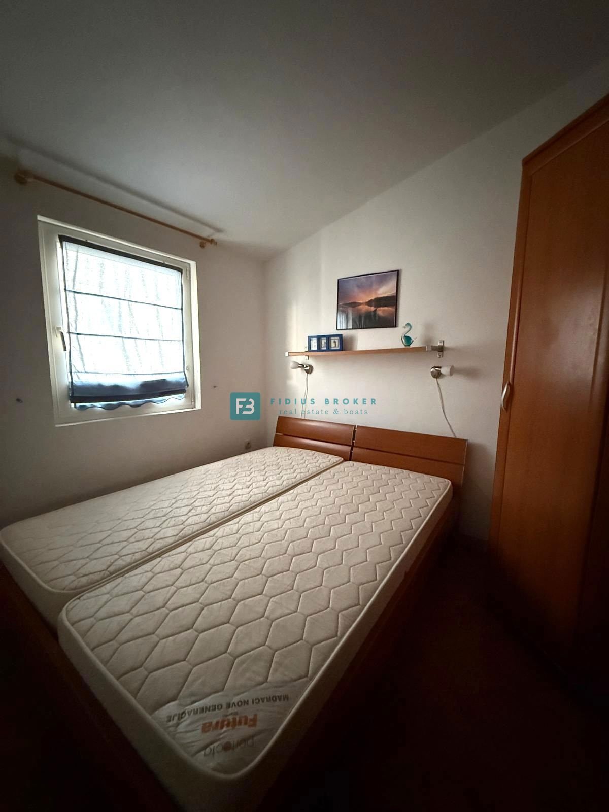 VODICE, samostojna hiša, 7 apartmajev, dvorišče