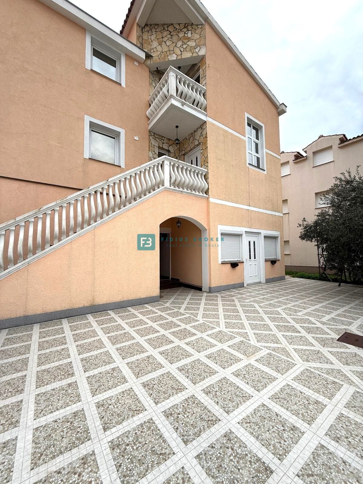 VODICE, samostojna hiša, 7 apartmajev, dvorišče