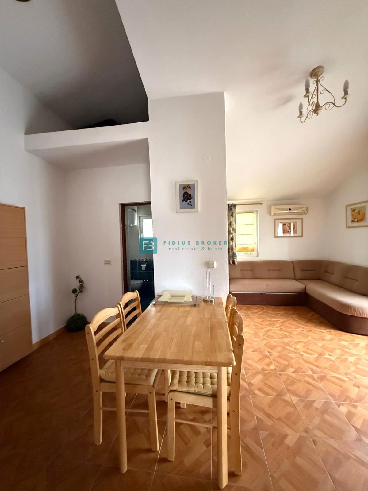 VODICE, samostojna hiša, 7 apartmajev, dvorišče