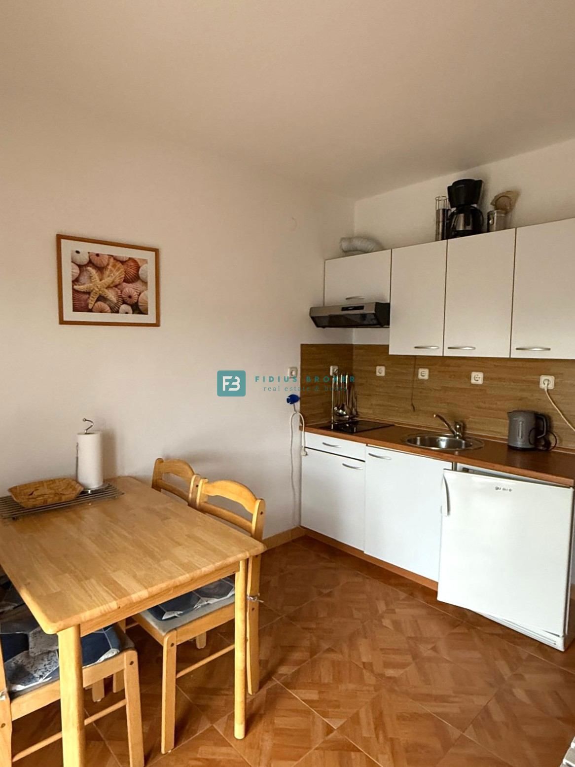 VODICE, samostojna hiša, 7 apartmajev, dvorišče
