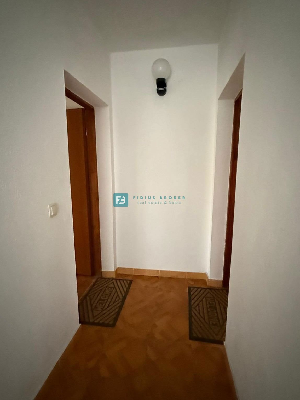 VODICE, samostojna hiša, 7 apartmajev, dvorišče
