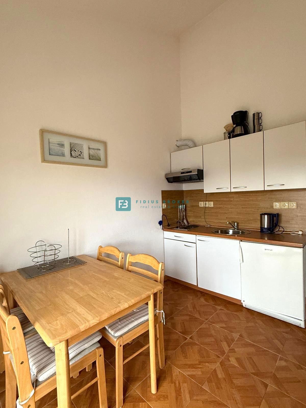 VODICE, samostojna hiša, 7 apartmajev, dvorišče