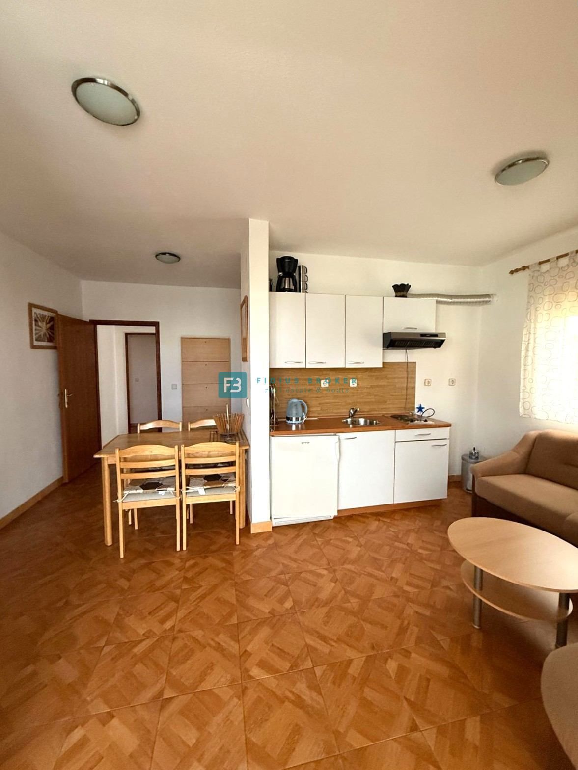VODICE, samostojna hiša, 7 apartmajev, dvorišče