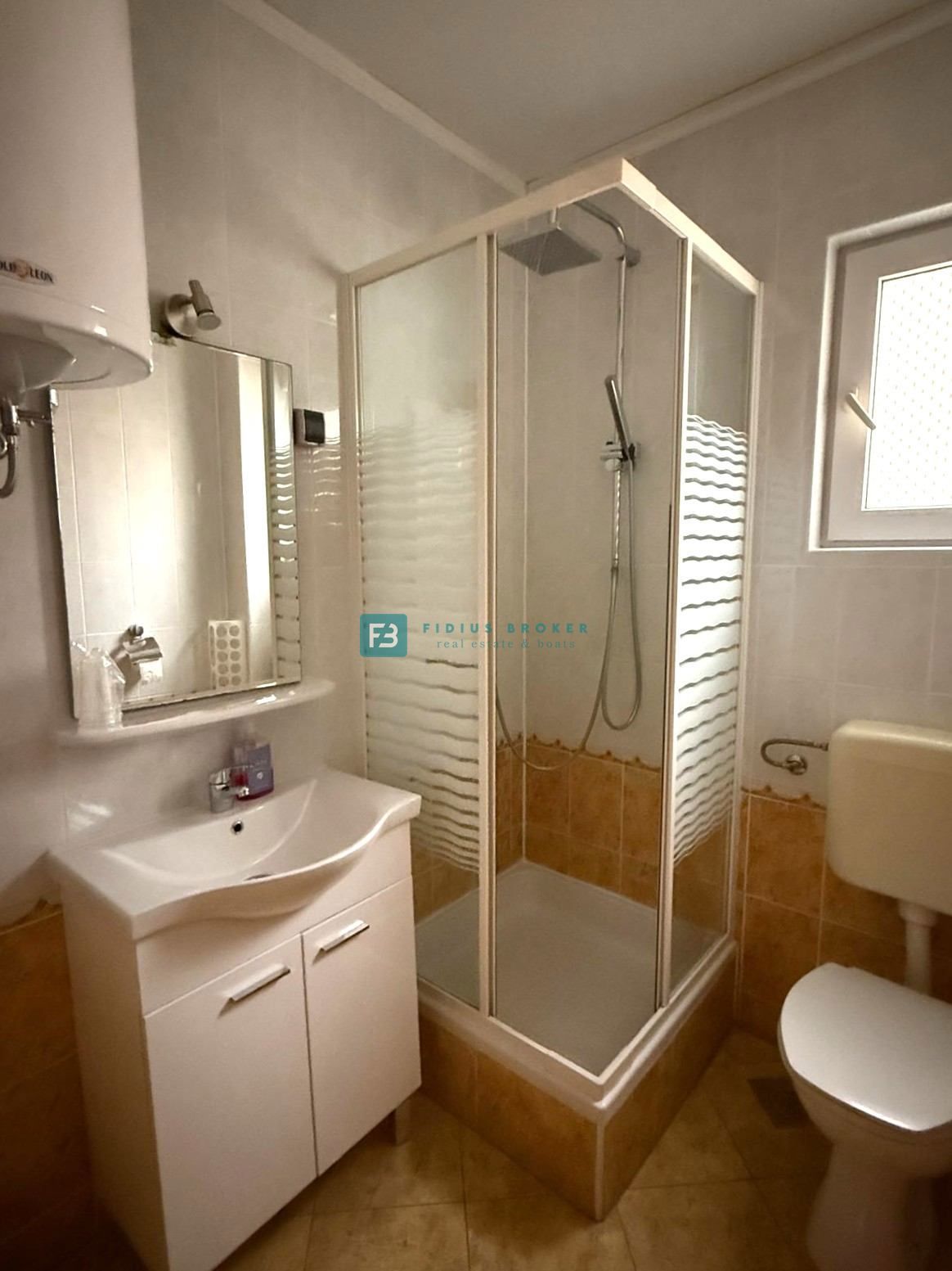 VODICE, samostojna hiša, 7 apartmajev, dvorišče