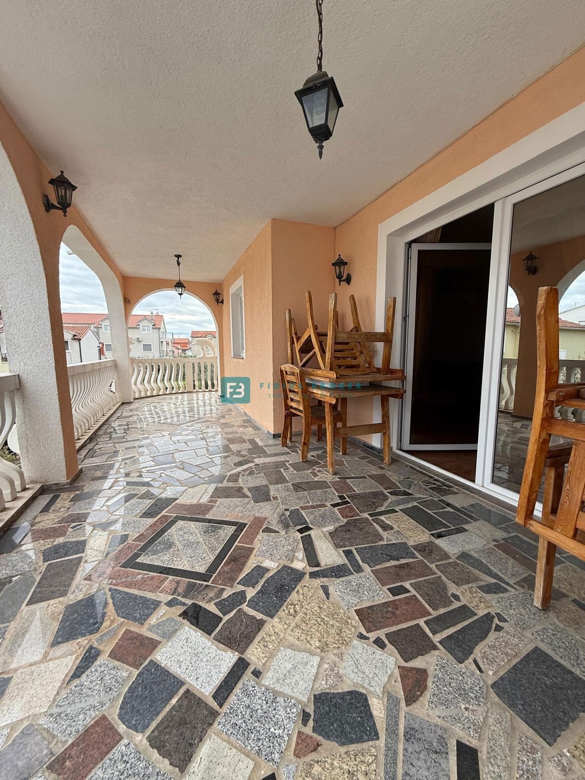 VODICE, samostojna hiša, 7 apartmajev, dvorišče