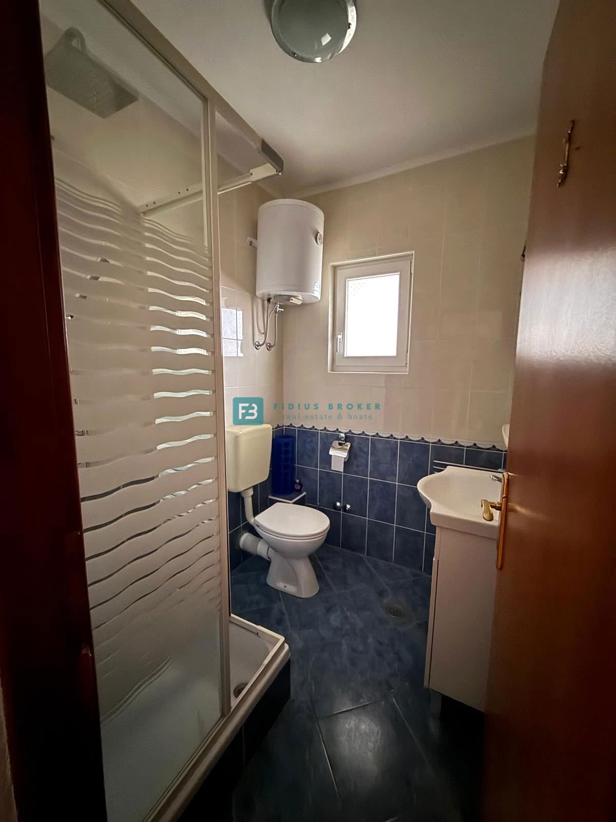 VODICE, samostojna hiša, 7 apartmajev, dvorišče